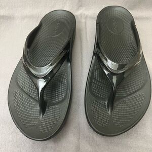 OOFOS Toe-Post Flip-Flops Black size 9 EUC